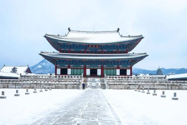 Cung điện Gyeongbokgung phủ tuyết trắng vào mùa đông