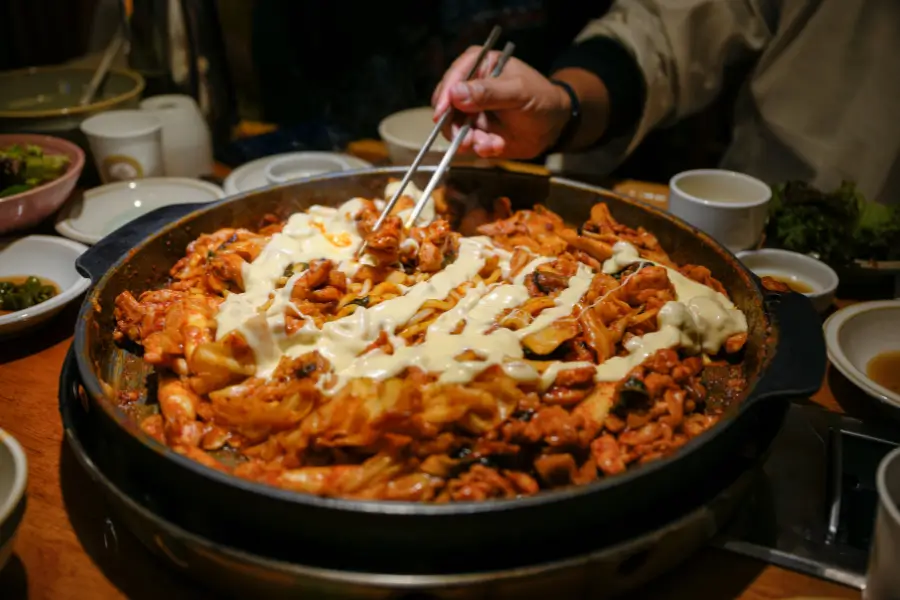 Dakgalbi – gà xào cay phô mai