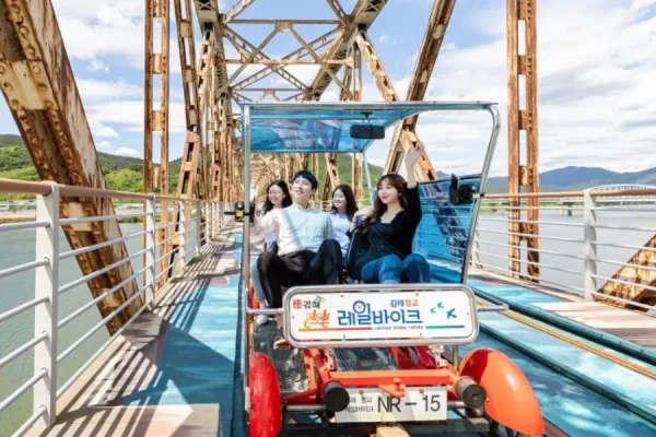 Du lịch Hàn Quốc - Trải nghiệm đạp xe trượt trên đường ray qua Cầu Nakdong