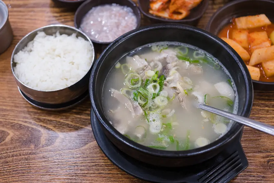 Dwaeji-gukbap – canh cơm thịt heo đậm vị Busan
