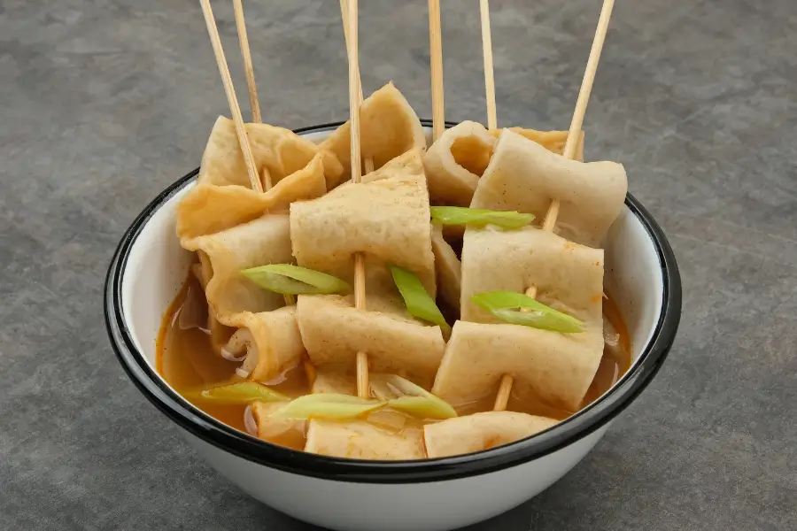 Eomuk – chả cá xiên nóng hổi