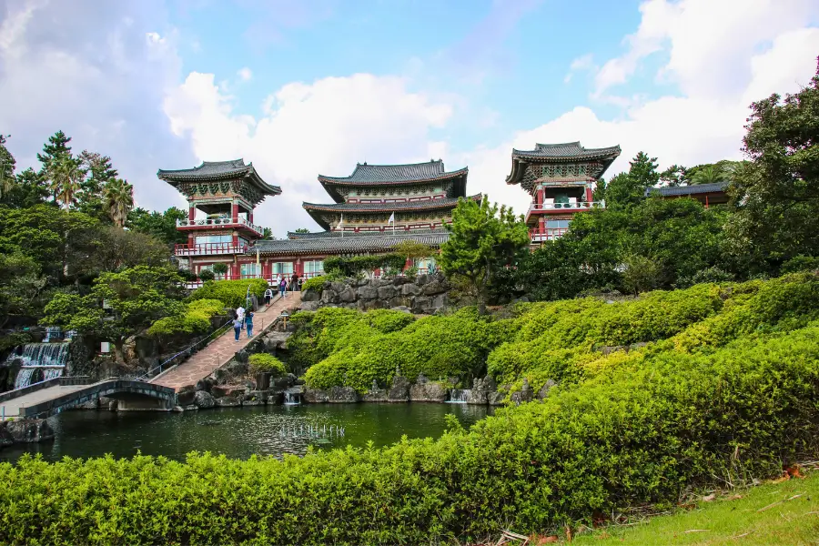 Gợi ý lịch trình nửa ngày tại chùa Yakcheonsa và Seogwipo
