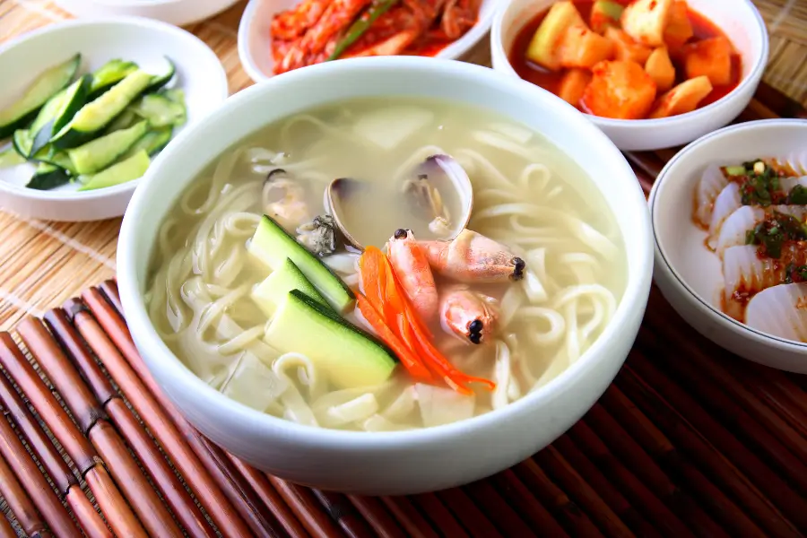 Kalguksu – mì cắt bằng dao trong nước dùng nóng