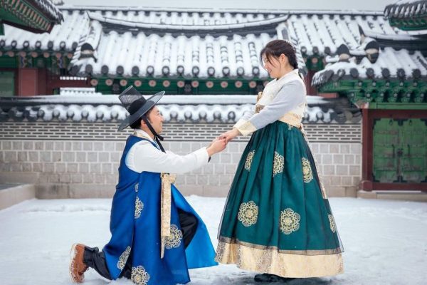 Khách mặc Hanbok tại Gyeongbokgung