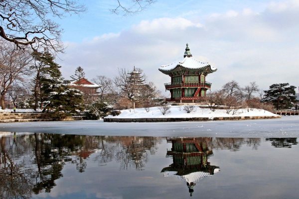 Khung cảnh đình cổ và hồ phủ tuyết tại Gyeongbokgung