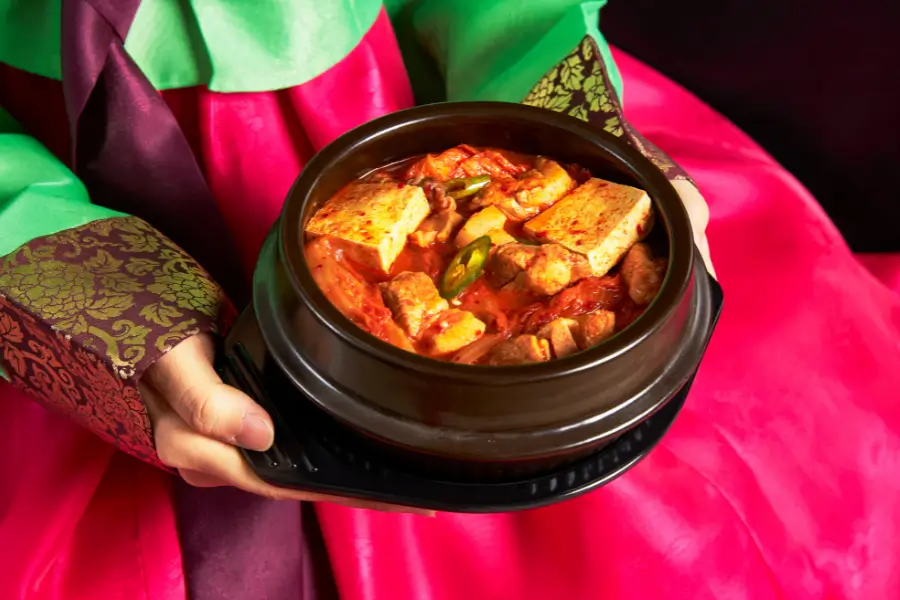 Kimchi jjigae – canh kim chi cay ấm bụng