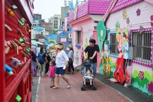 Làng cổ tích Songwol-dong luôn thu hút khách du lịch