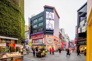 Myeongdong, là một khu phố nhỏ nhưng đầy sức sống với các hoạt động thương mại tấp nập