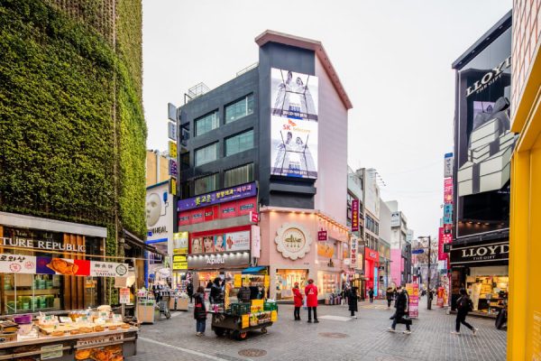 Myeongdong, là một khu phố nhỏ nhưng đầy sức sống với các hoạt động thương mại tấp nập