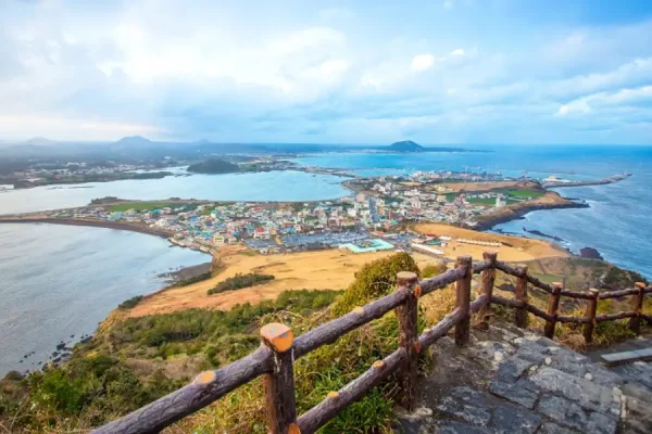 Rặng đá Đầu Rồng (Yongduam Rock) - Kỳ quan thiên nhiên của đảo Jeju