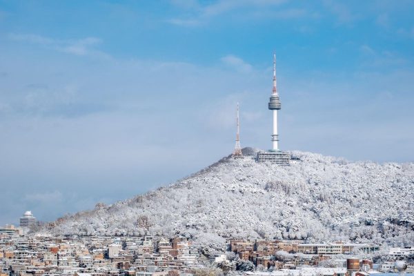 Tháp N Seoul Tower giữa khung cảnh núi Namsan mùa đông